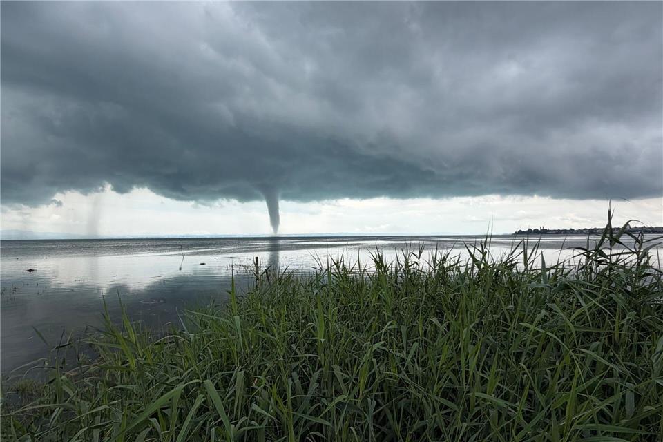 In dem Tornado, der rund 15 Minuten auftrat, bildeten sich Geschwindigkeiten von schätzungsweise 100 bis 150 Kilometern pro Stunde, wie der DWD mitteilte.Kraus/swd-medien/dpa