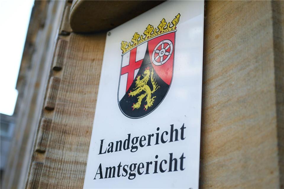 Missbrauch an Baby - Prozess gegen Mann und Eltern startet In dem Verfahren sind bislang noch sechs weitere Verhandlungstage bis Ende Januar angesetzt. (Archivbild)Arne Dedert/dpa