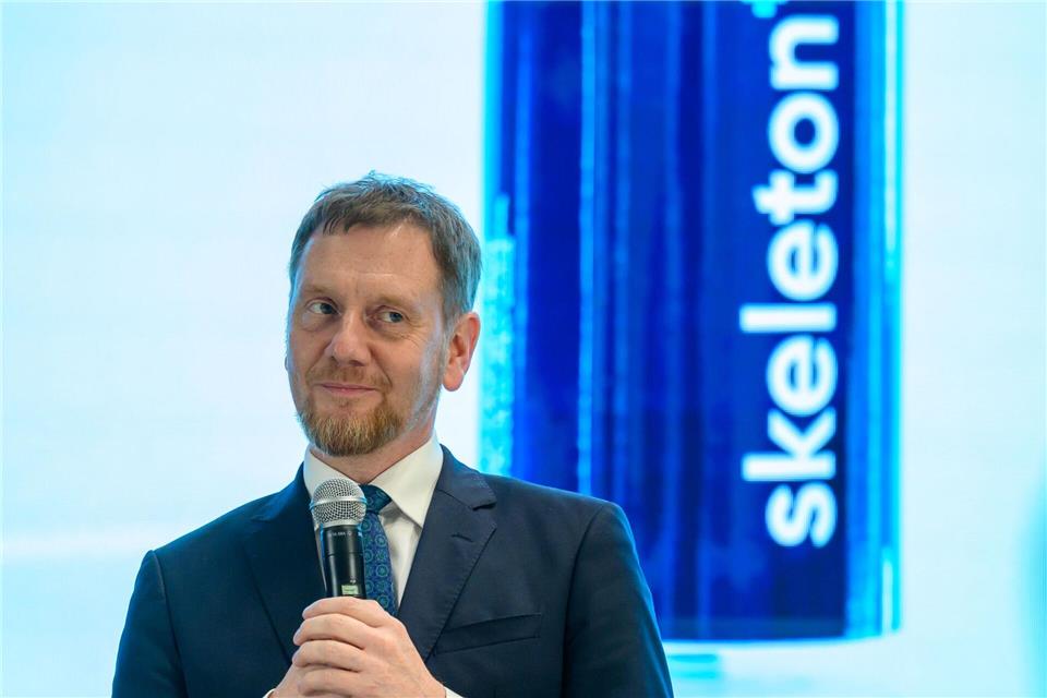 In dem Werk von Skeleton Technologies in Markranstädt wurden 420 Arbeitsplätze geschaffen - das freut auch  Sachsens Ministerpräsident Michael Kretschmer.Hendrik Schmidt/dpa