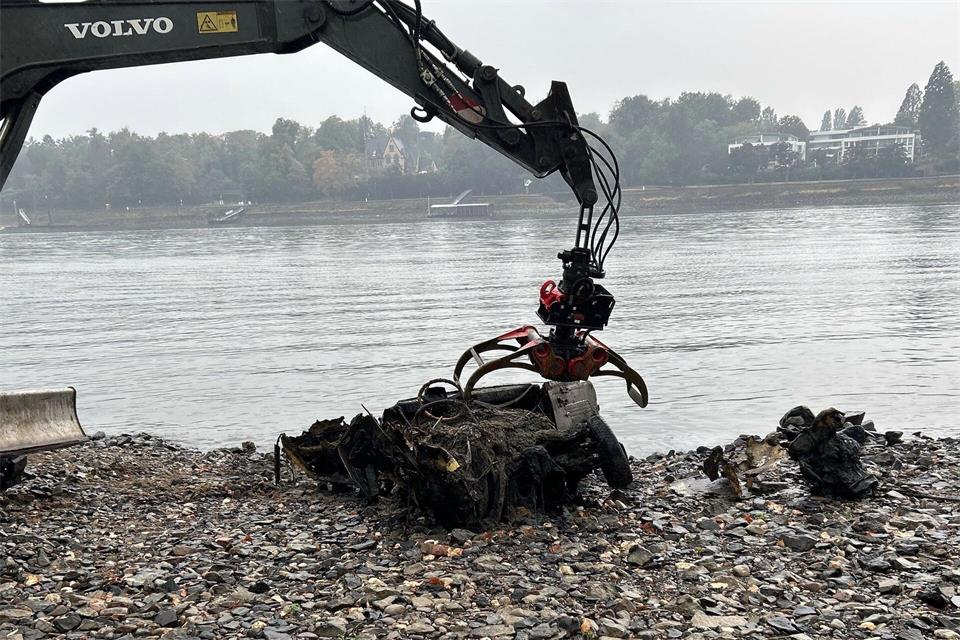 In dem Wrack hatten die Einsatzkräfte menschliche Knochen gefunden. (Archivbild)-/Polizei Duisburg/dpa