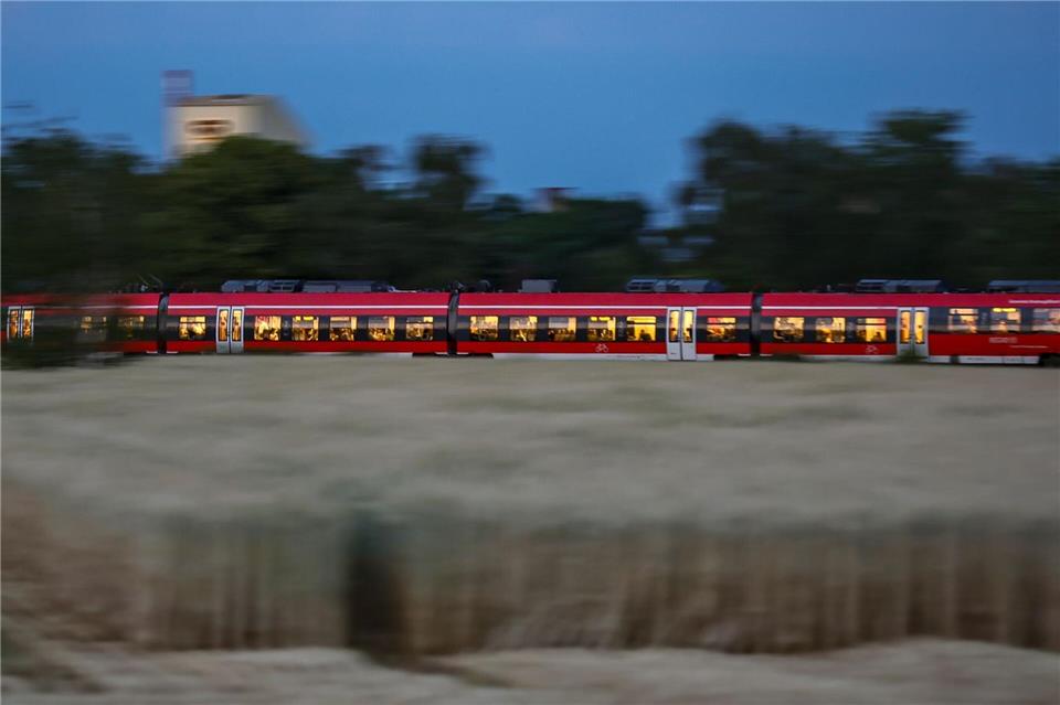In dem Zug saßen etwa 250 Fahrgäste. (Symbolbild)Jan Woitas/dpa