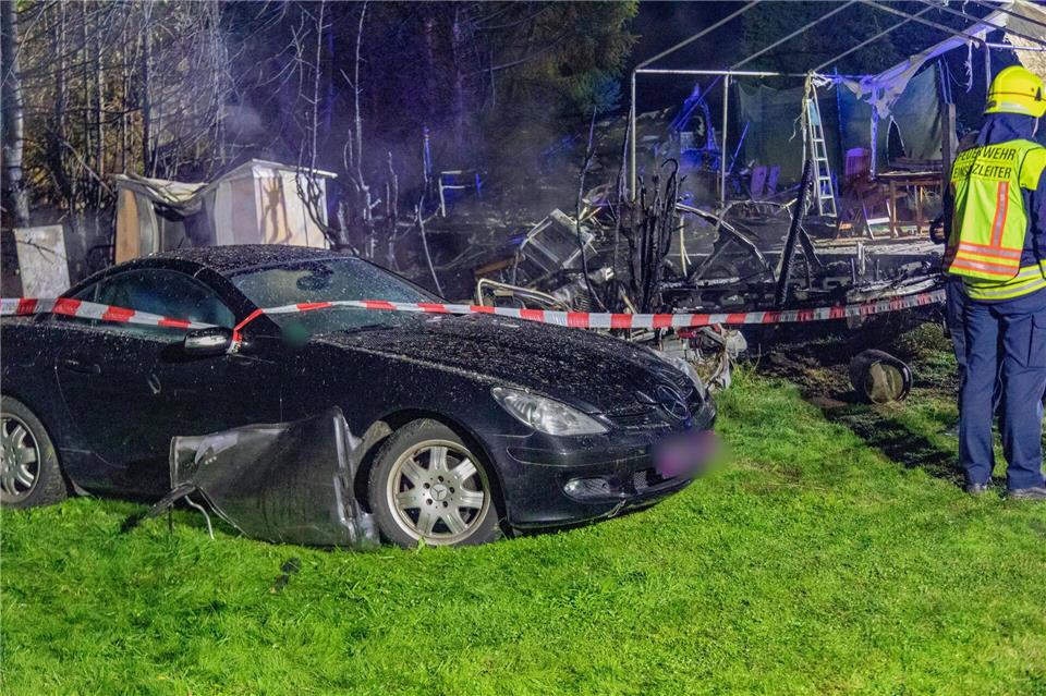 In dem ausgebrannten Wohnwagen auf dem Campingplatz im Vogelsbergkreis fanden die Einsatzkräfte der Feuerwehr eine Leiche.KEC/Fuldamedia/dpa