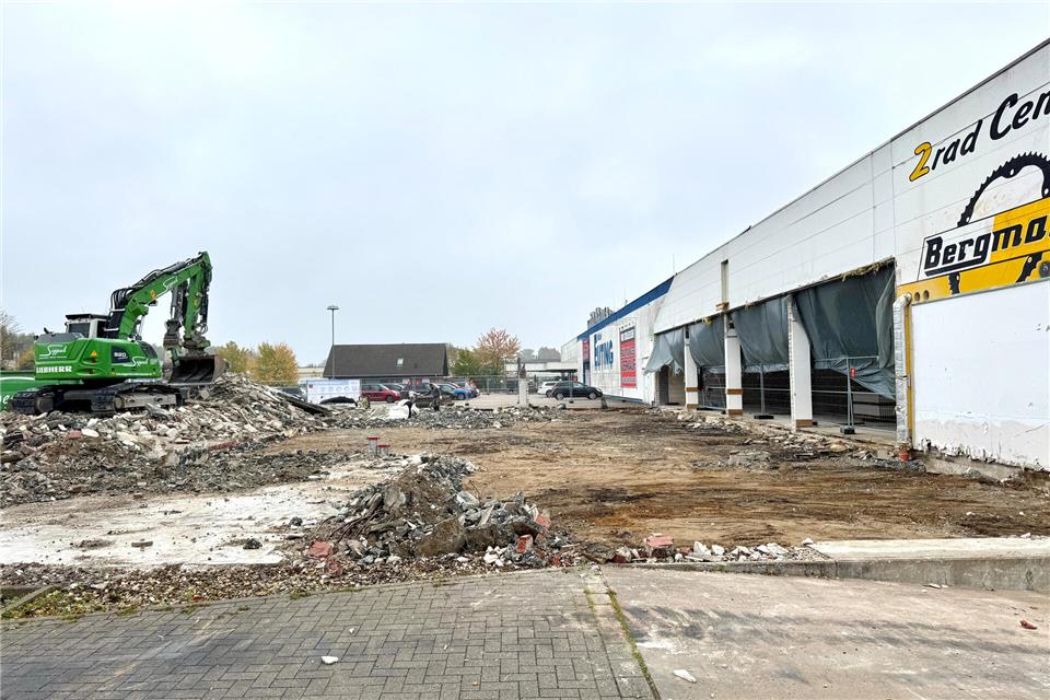 In dem künftigen Fachmarktzentrum sollen neben Aldi (wird derzeit umgebaut), Jysk (soll umgebaut werden) auch mit Fressnapf und Tedox zwei neue Geschäfte einziehen. Möbel Euting muss hingegen schließen.