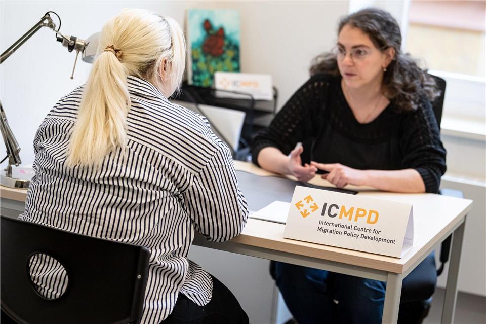 In dem neuen Zentrum in Berlin können sich Ukrainerinnen und Ukrainer auf eine Rückkehr in ihr Herkunftsland vorbereiten beziehungsweise auf dem Laufenden bleiben, etwa, wenn es um Sozialleistungen geht.Fabian Sommer/dpa