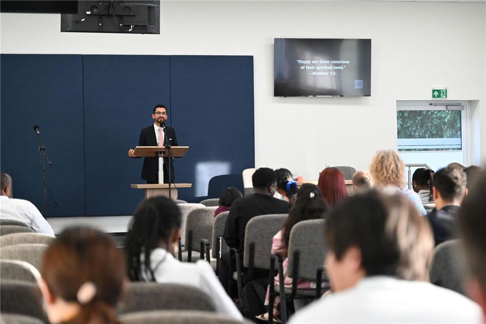In dem renovierten, aber schmucklosen Gebäude feiern drei Gemeinden der Zeugen Jehovas wieder Gottesdienste.Katrin Luxenburger/dpa