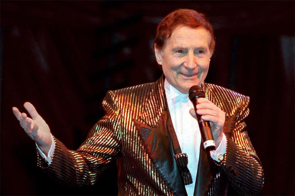 In den 50er und 60er Jahren hatte der Sänger mit der tiefen Baritonstimme zahlreiche Nummer-eins-Hits. (Archivbild)Nestor Bachmann/Zentralbild/dpa