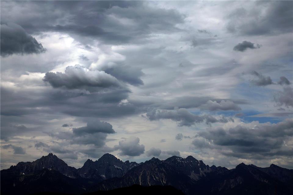 In den Alpen kann es zu Wochenbeginn regnen. (Symbolbild)Karl-Josef Hildenbrand/dpa