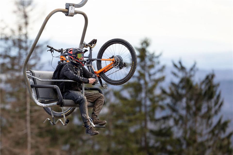 In den Ausbau der Arena Silbersattel sollen insgesamt rund 15,6 Millionen Euro fließen. (Archivbild)Michael Reichel/dpa