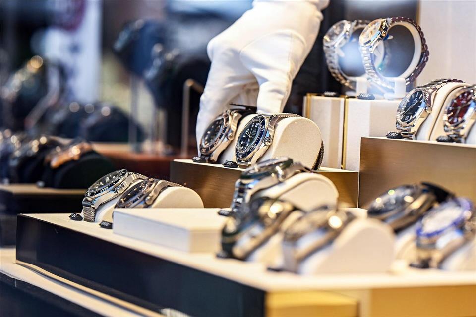 In den Auslagen der Juweliere finden sich auch Luxusuhren. (Archivbild)Uli Deck/dpa