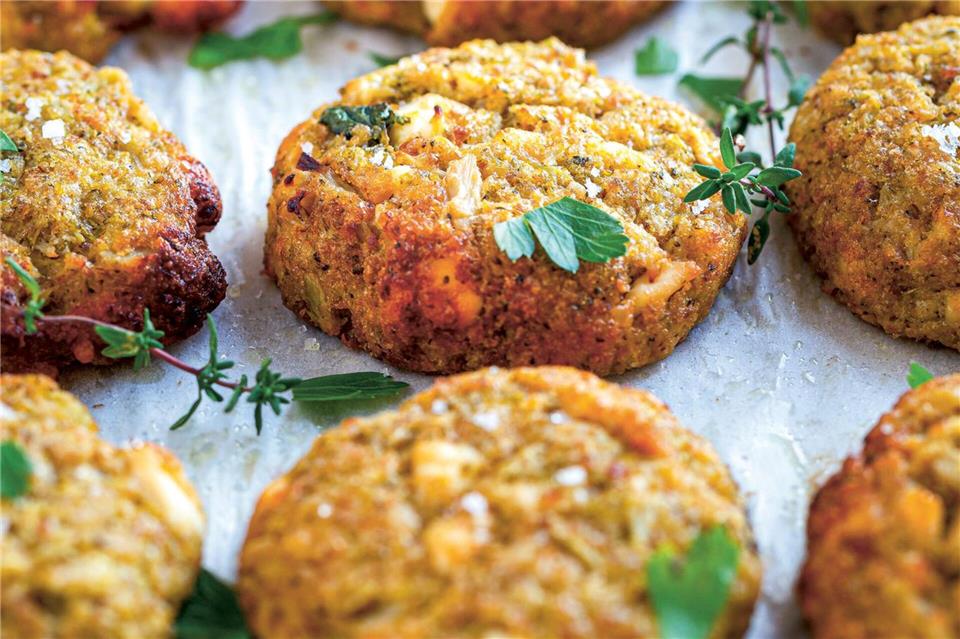 In den Brokkolitalern zeigt sich Feta von der cremigen Seite. Dazu werden vorgegarte Brokkoliröschen mit zerbröseltem Feta, Parmesan, Knoblauch, Zwiebel, Ei, Pfeffer, Salz und Semmelbrösel vermengt.Natacha Comar/LV.Buch/dpa-tmn