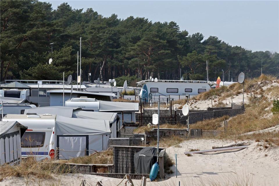 In den Dünen mit Meer- und Waldblick: der Dünencampingplatz in Prerow. (Archivbild)Bernd Wüstneck/dpa