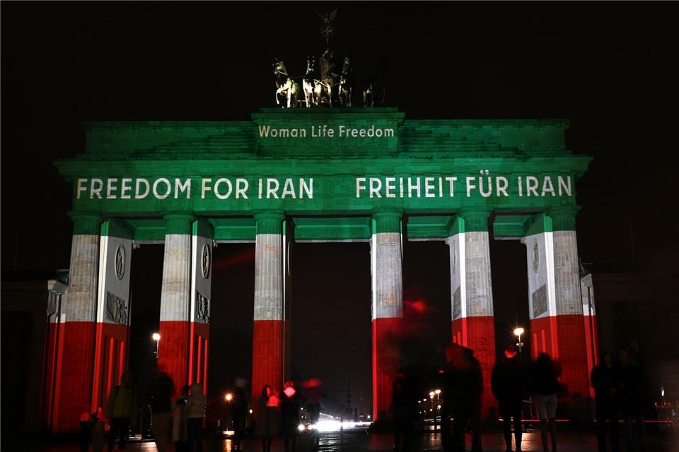 In den Farben des Iran: das Brandenburger Tor.Markus Lenhardt/dpa