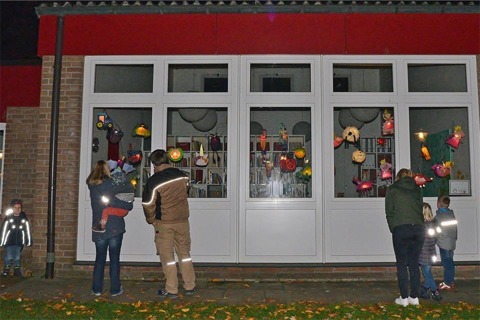 In den Fenstern der Kita St. Silvester leuchten die von den Kindern gebastelten Laternen.