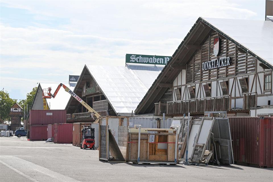 In den Festzelten läuft der Endspurt für den Aufbau. Bernd Weißbrod/dpa