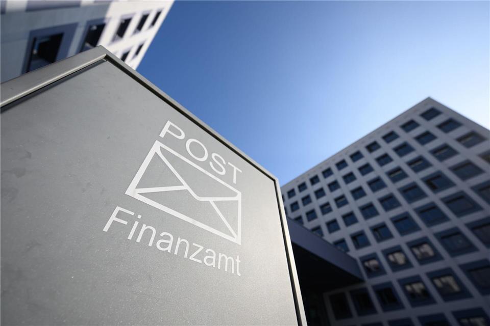 In den Finanzämtern gingen bis Mitte August in diesem Jahr rund eine Million Steuererklärungen von Arbeitnehmern und Rentnern ein. (Archivbild)Robert Michael/dpa