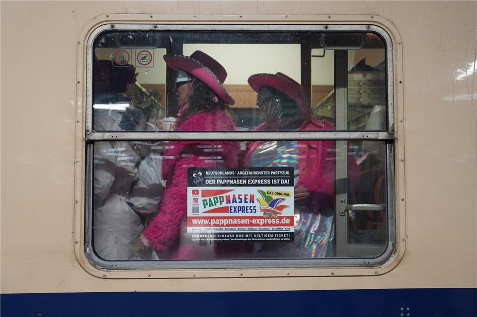 In den Gängen des Partyzugs tummeln sich die Karnevalisten.Marcus Brandt/dpa