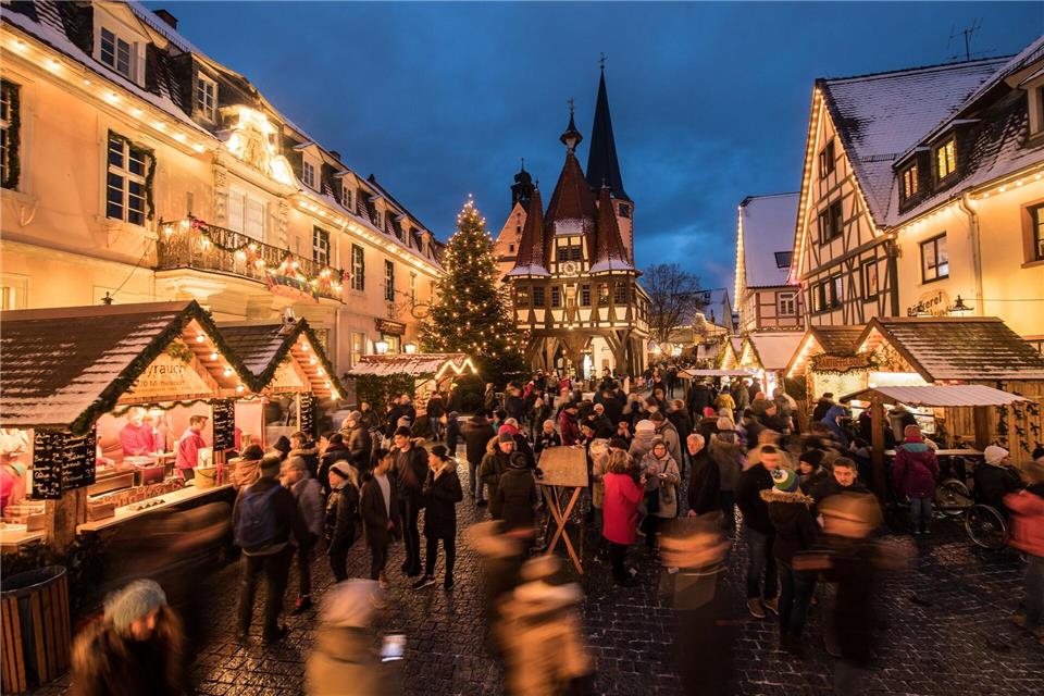 In den Gassen von Michelstadt gibt es während des Weihnachtsmarkts allerlei Spezialitäten aus dem Odenwald. (Archivbild)picture alliance / Andreas Arnold/dpa
