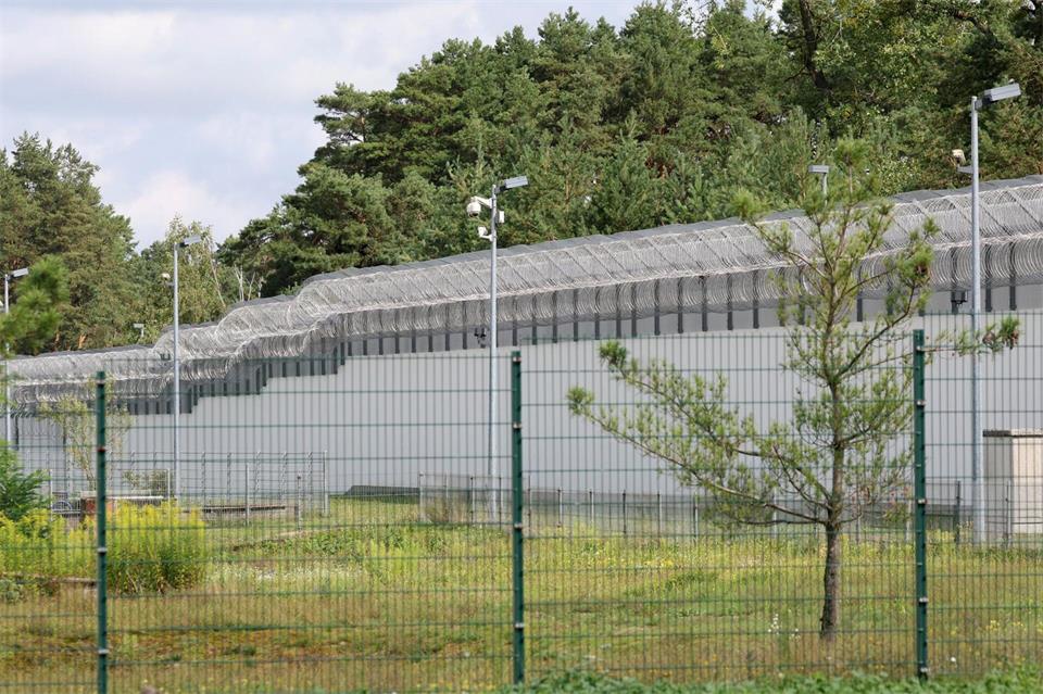 In den Gefängnissen im Nordosten sind hunderte Menschen wahlberechtigt. (Symbolbild)Bernd Wüstneck/dpa