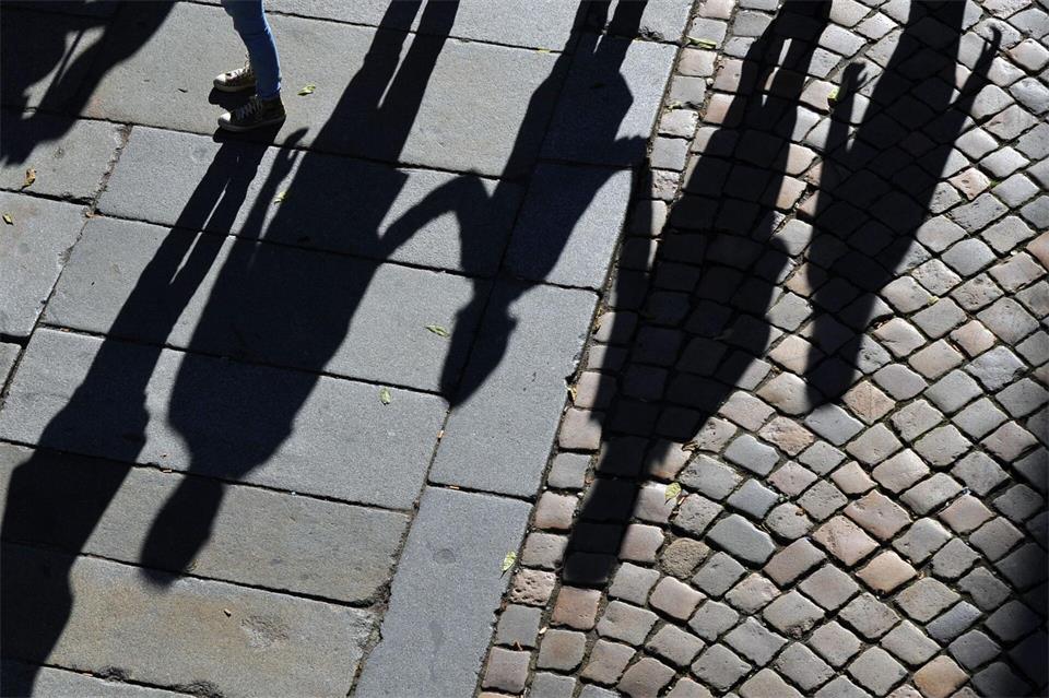In den Großstädten stellen junge Erwachsene im Alter zwischen 25 und 34 Jahren die größte Altersgruppe, außerhalb der Großstädte sind es die in den 1950er und 1960er Jahren geborenen Babyboomer. (Symbolbild)Matthias Hiekel/dpa-Zentralbild/dpa
