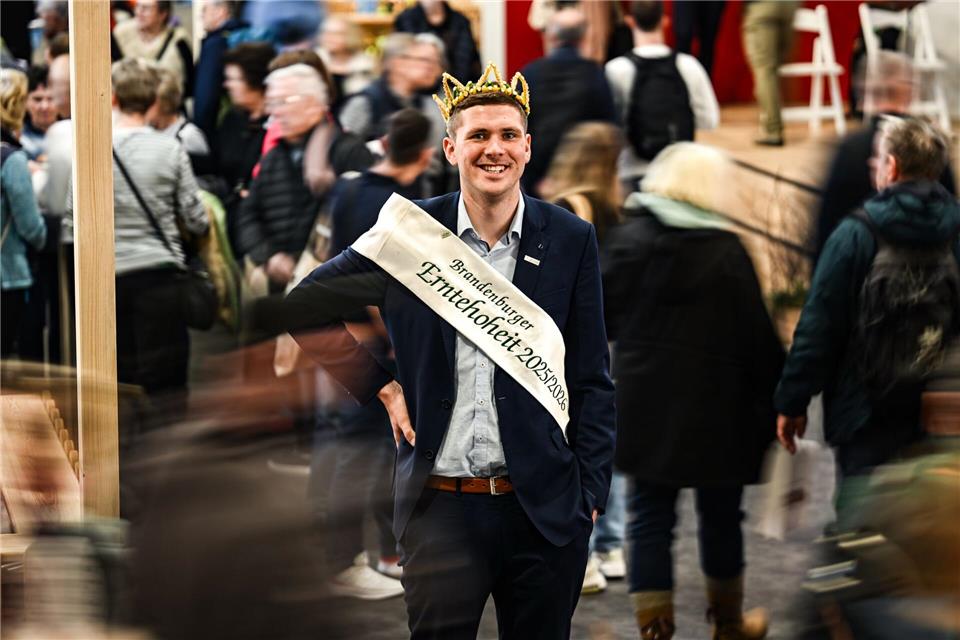 In den Hallen der Grünen Woche ragt er mit seiner Größe von 2,04 Meter heraus: Brandenburgs Erntekönig Christian Braune. Britta Pedersen/dpa