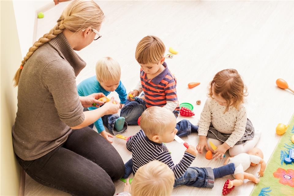 In den Kitas haben die Erzieherinnen viel zu tun; die Kirche möchte die Situation in den Häusern künftig den Eltern erklären.