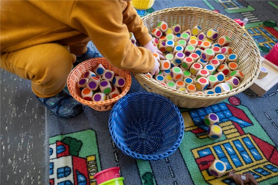 In den Kitas sind ausreichend viele und gut qualifiziert Fachkräfte von zentraler Bedeutung. (Archivbild)Marijan Murat/dpa