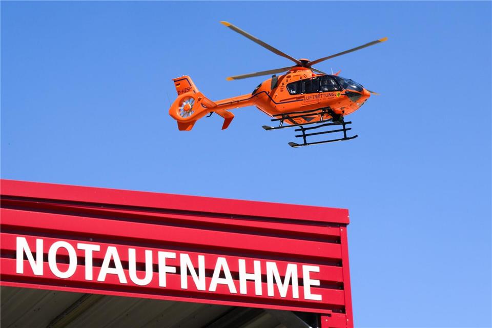 In den Kliniken sind Notdienste eingeplant. (Symbolbild)Julian Stratenschulte/dpa