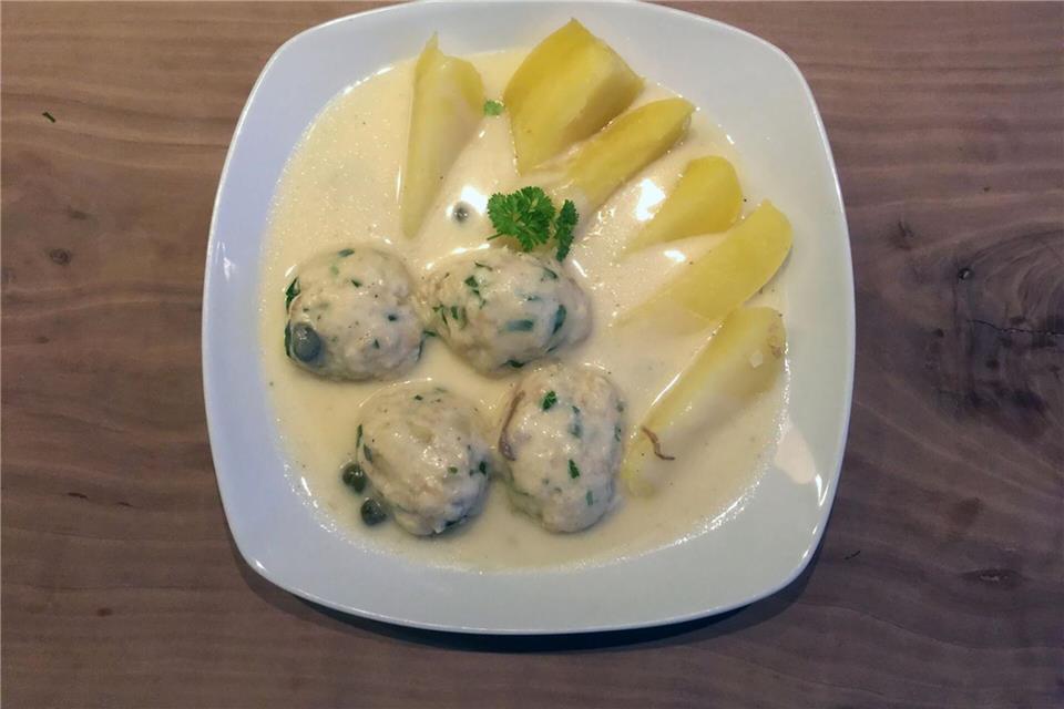 In den Königsberger Hecht-Klopsen stecken nicht nur Fischfilets, sondern passend dazu auch reichlich Petersilie und Zitronenabrieb.Thomas Arnold/dpa-tmn