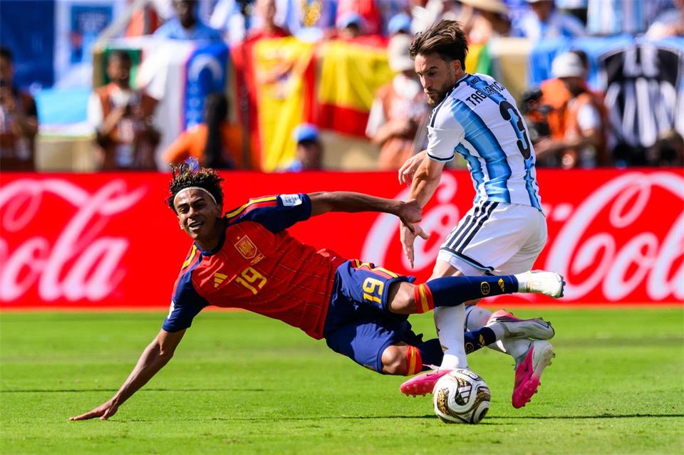 In den Live-Bildern der Fußball-WM 2026 sind Zuschauer einer Analyse zufolge regelrecht mit Werbung für potenziell gesundheitsschädliche oder finanziell riskante Produkte überschwemmt worden. (Archivbild)Tom Weller/dpa