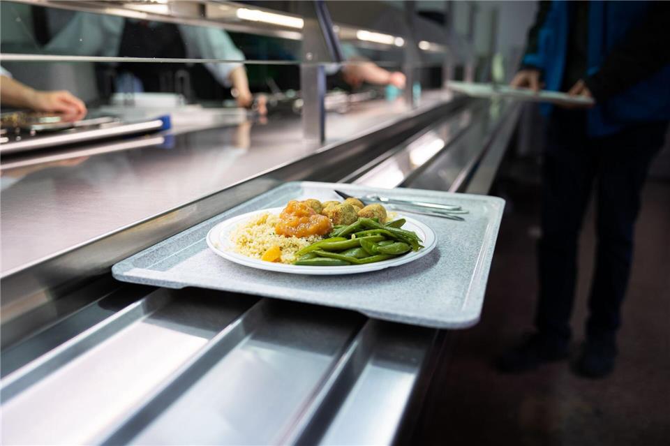 In den Mensen gibt es vergleichsweise günstige Verpflegung. (Symbolbild)Michael Matthey/dpa