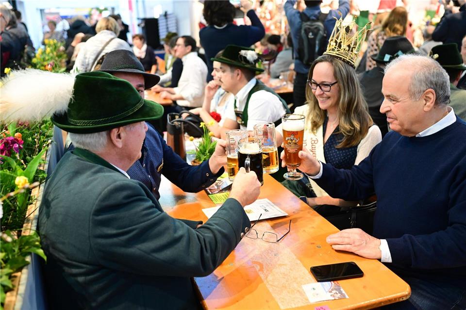 In den Messehallen gibt es Spezialitäten und Getränke. Sebastian Christoph Gollnow/dpa