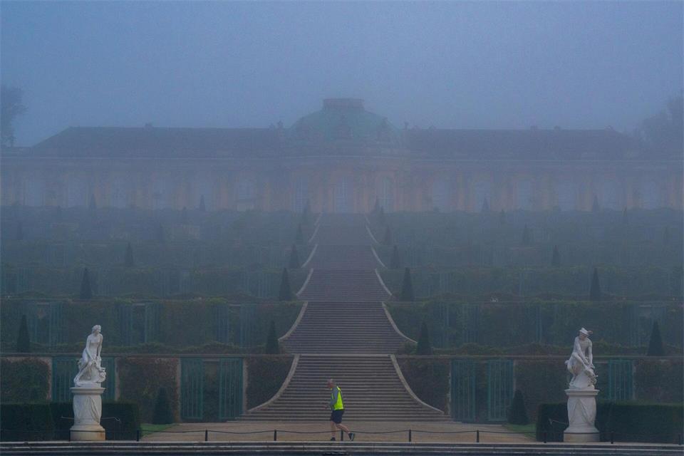 In den Morgenstunden zieht der Nebel in den kommenden Tagen jeweils wieder ab. (Archivbild) Georg-Friedrich Moritz/dpa
