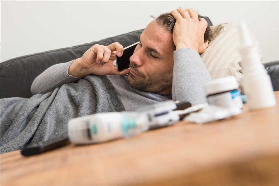 In den Niederlanden muss man sich telefonisch abmelden im Krankheitsfall. Zum Hausarzt braucht man aber nicht.