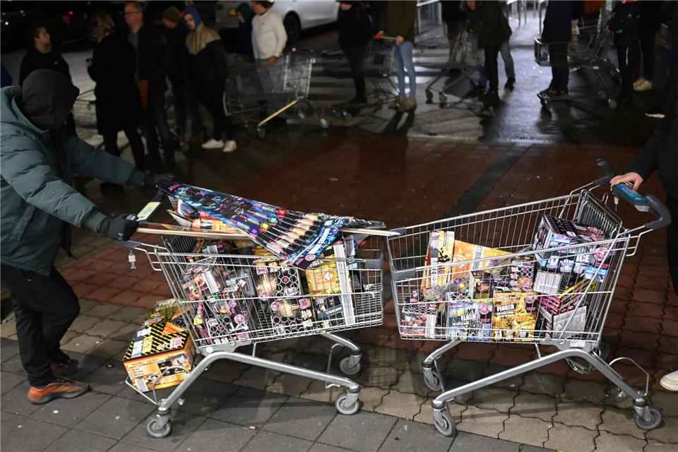 In den Niederlanden soll ab 2026/2027 privates Böllern verboten werden. (Archivbild)Lars Penning/dpa