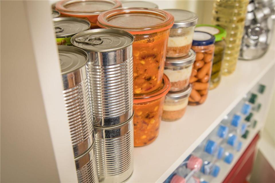 In den Notfallvorrat gehören ausreichend Wasser und haltbare Lebensmittel.picture alliance / dpa-tmn