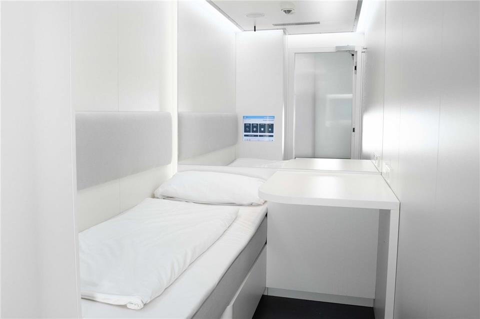 In den Schlafkabinen wartet ein frisch bezogenes Bett, ein Tisch sowie ein Touchscreen, mit dem die Beleuchtung gesteuert, der Wecker gestellt oder Musik ausgewählt werden kann.Flughafen Stuttgart GmbH/dpa-tmn