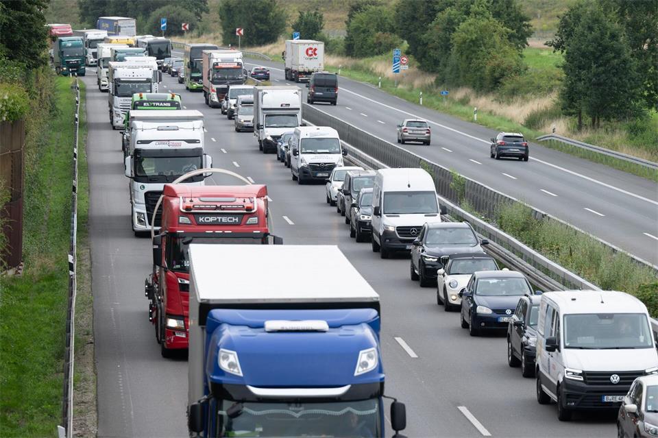 In den Sommerferien haben Menschen laut ADAC auf den sächsischen Autobahnen weniger Zeit durch Staus verloren als im Vorjahr. (Archivbild)Sebastian Kahnert/dpa