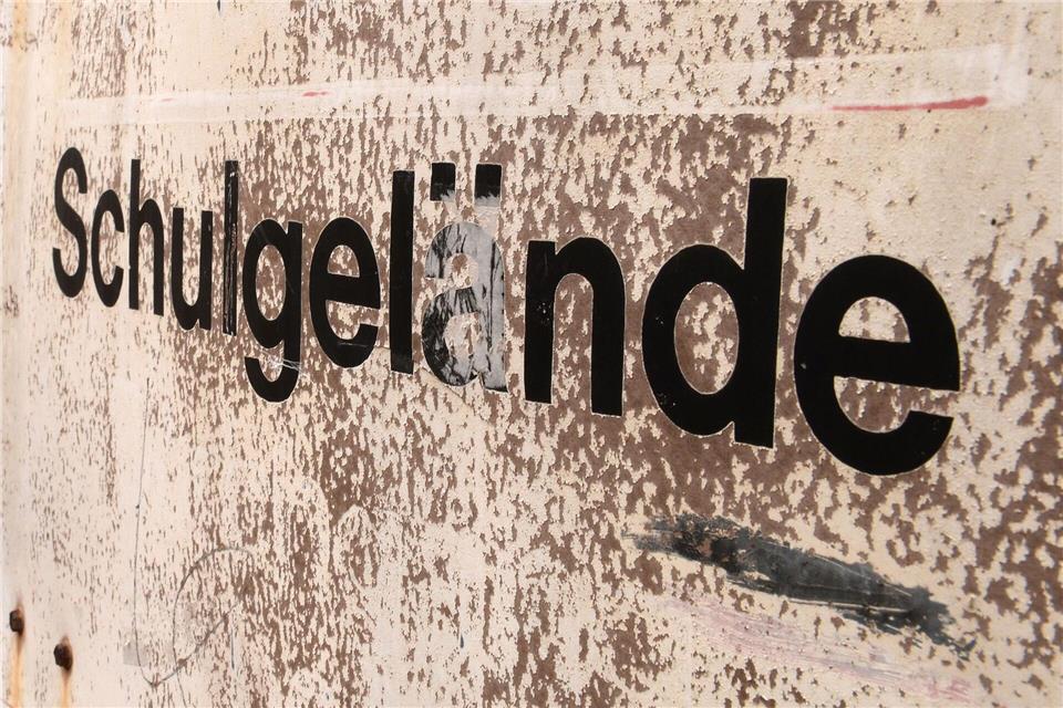 In den Sommerferien werden Thüringer Schulen gereinigt, repariert und saniert. Größere Bauprojekte können sich aber schon mal über Jahre ziehen. (Symbolbild)  Hendrik Schmidt/dpa-Zentralbild/dpa