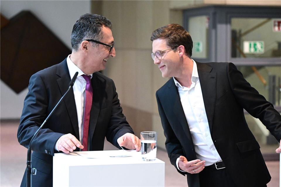 In den Sondierungen ist hart gerungen worden, nun habe man ein gutes Ergebnis erreicht, wie die Verhandlungsführer der Koalitionsverhandlungen Cem Özdemir (l, Die Grünen) und Manuel Hagel (CDU) nun bekanntgaben. Bernd Weißbrod/dpa