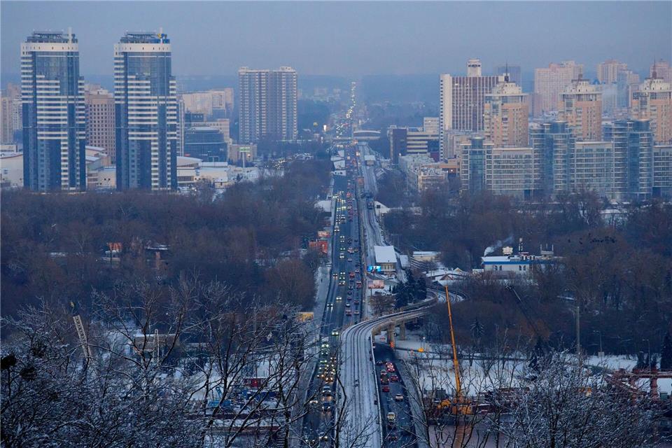 In den Stadtteilen Kiews am linken Ufer des Flusses Dnipro ist nach neuerlichen russischen Angriffen neben der Wärme- auch die Wasserversorgung ausgefallen. (Archivbild)Efrem Lukatsky/AP/dpa