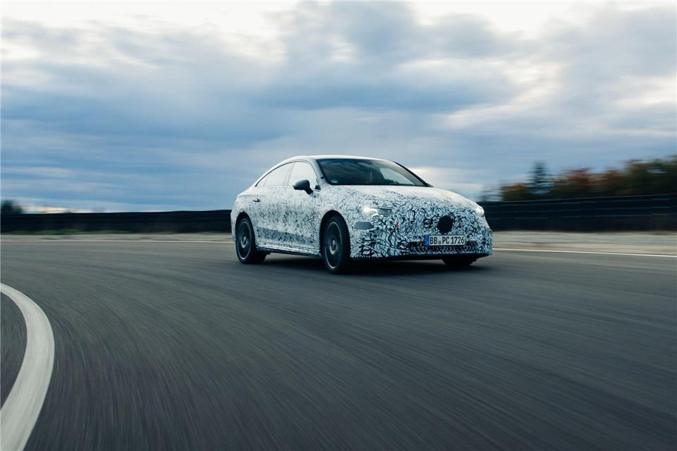 In den Startlöchern, voll unter Strom - aber noch leicht getarnt: der neue Mercedes CLA.Mercedes-Benz AG/dpa-tmn