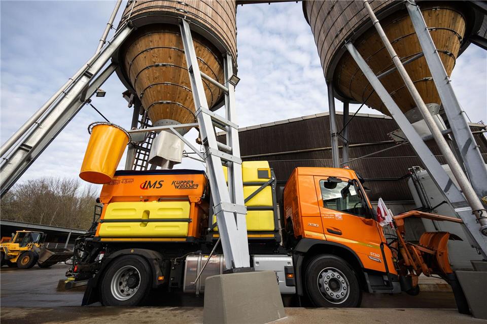 In den Streugutlagern des Unternehmens befinden sich etwa 13.000 Tonnen Salz, 2.100 Kubikmeter Sole und 5.000 Tonnen Splitt. Christophe Gateau/dpa