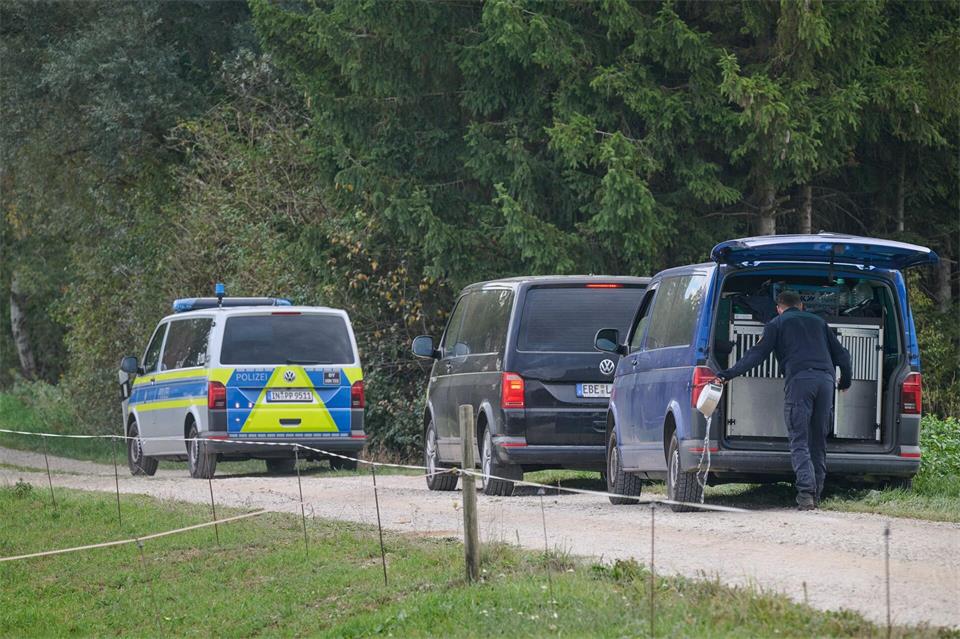 In den Tagen nach der Sichtung hatten Polizisten das Naturschutzgebiet durchkämmt.Peter Kneffel/dpa