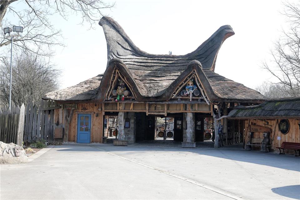 In den Tagen vor der Eröffnung herrscht noch Ruhe am Eingang zum Freizeitpark Plohn. An schönen Sommertagen tummeln sich häufig mehrere Tausend Menschen in dem Park. Bodo Schackow/dpa