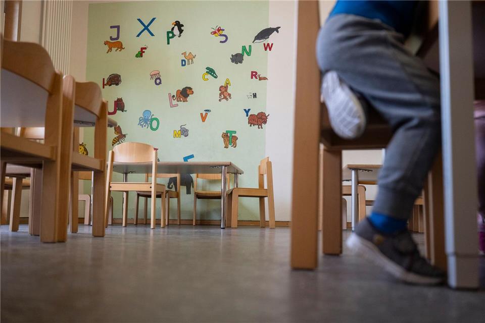 In den Thüringer Kindergärten gibt es einer Studie zufolge zu wenig Personal. (Symbolbild) Marijan Murat/dpa