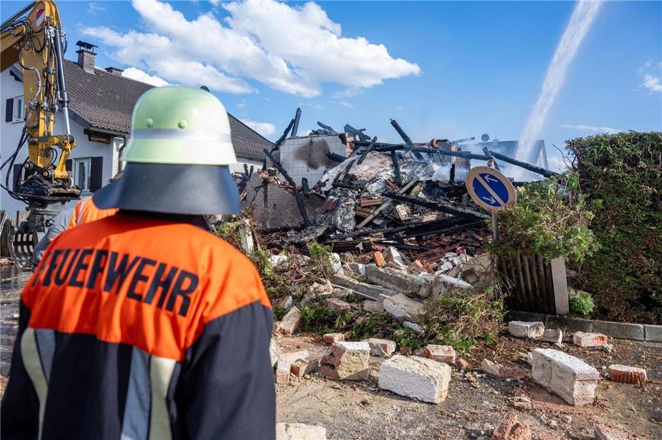 In den Trümmern des Hauses hatten Rettungskräfte im April einen Toten entdeckt. (Archivbild)Armin Weigel/dpa