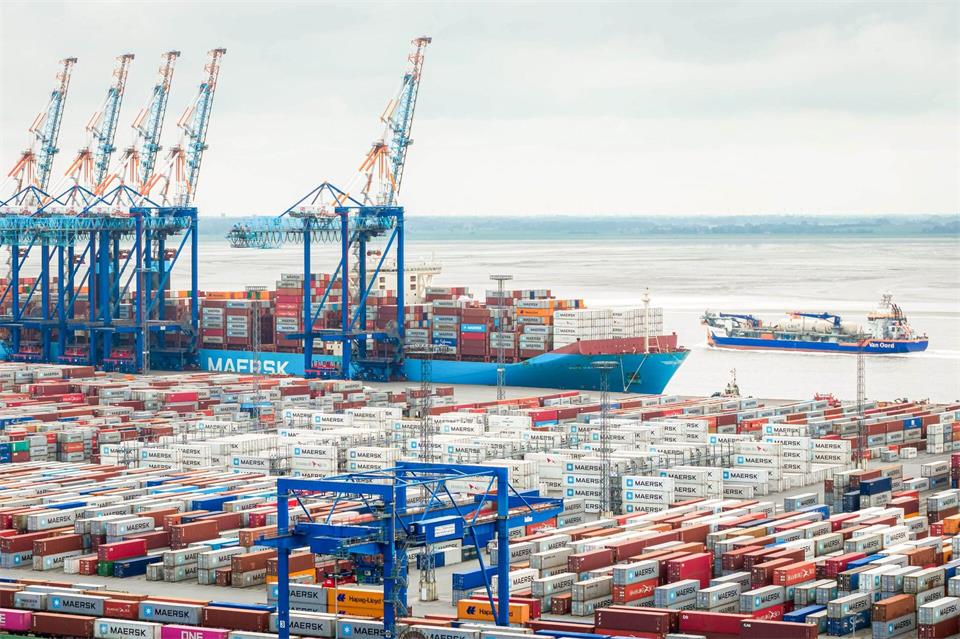 In den Überseehafen soll viel Geld gesteckt werden. (Archivfoto)Sina Schuldt/dpa