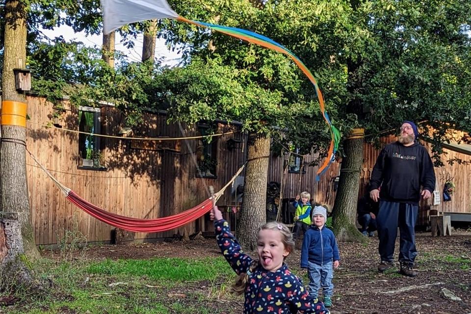 In den Waldkitas in Heiden und Raesfeld spielt sich auch in der kalten Jahreszeit das Leben vor allem im Freien ab. So wie hier bei der fünfjährigen Emilia.