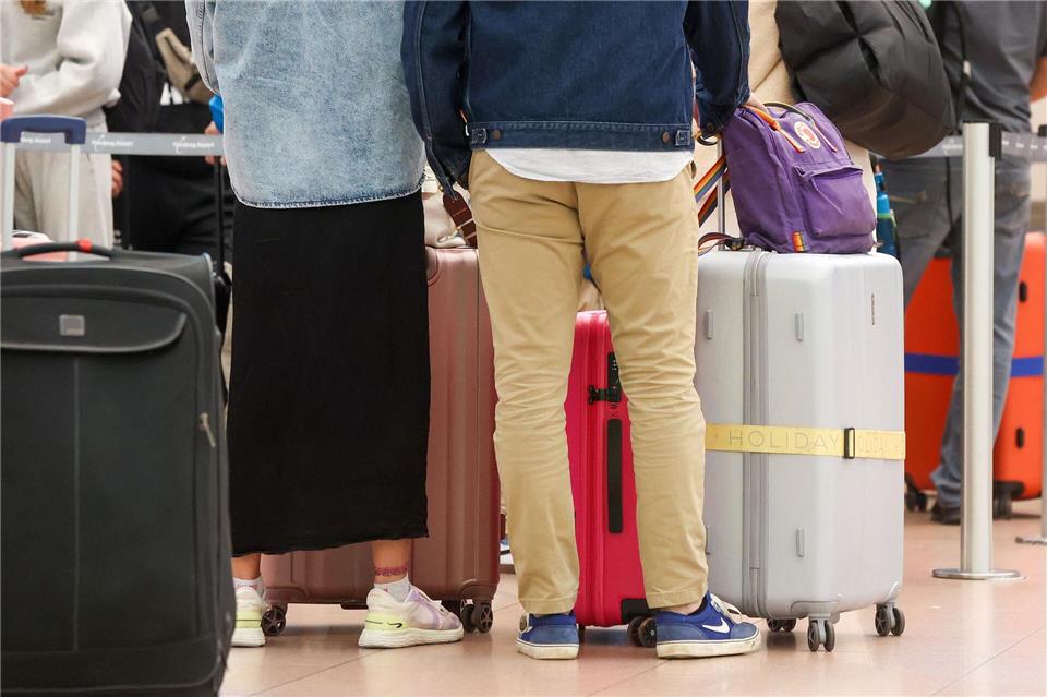 In den Weihnachtsferien erwartet der Hamburger Flughafen täglich bis zu 42.000 Reisende. (Archivbild) Bodo Marks/dpa
