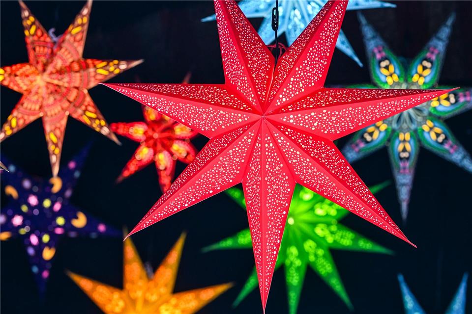 In den Wochen vor Weihnachten bieten die Weihnachtsmärkte Möglichkeiten zur Einstimmung auf das Fest. (Symbolbild) Jens Kalaene/dpa